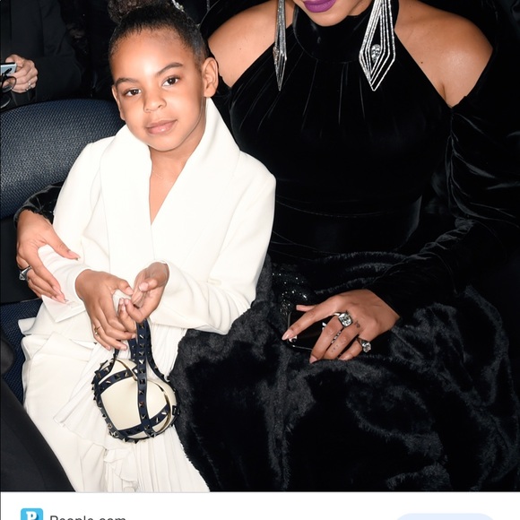 COPY - VALENTINO ROCKSTUD HEART SHAPED CLUTCH. - Picture 3 of 6